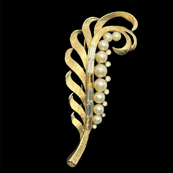 Crown Trifari Alfred Philippe gold tone faux pearl rhinestone feather brooch pin